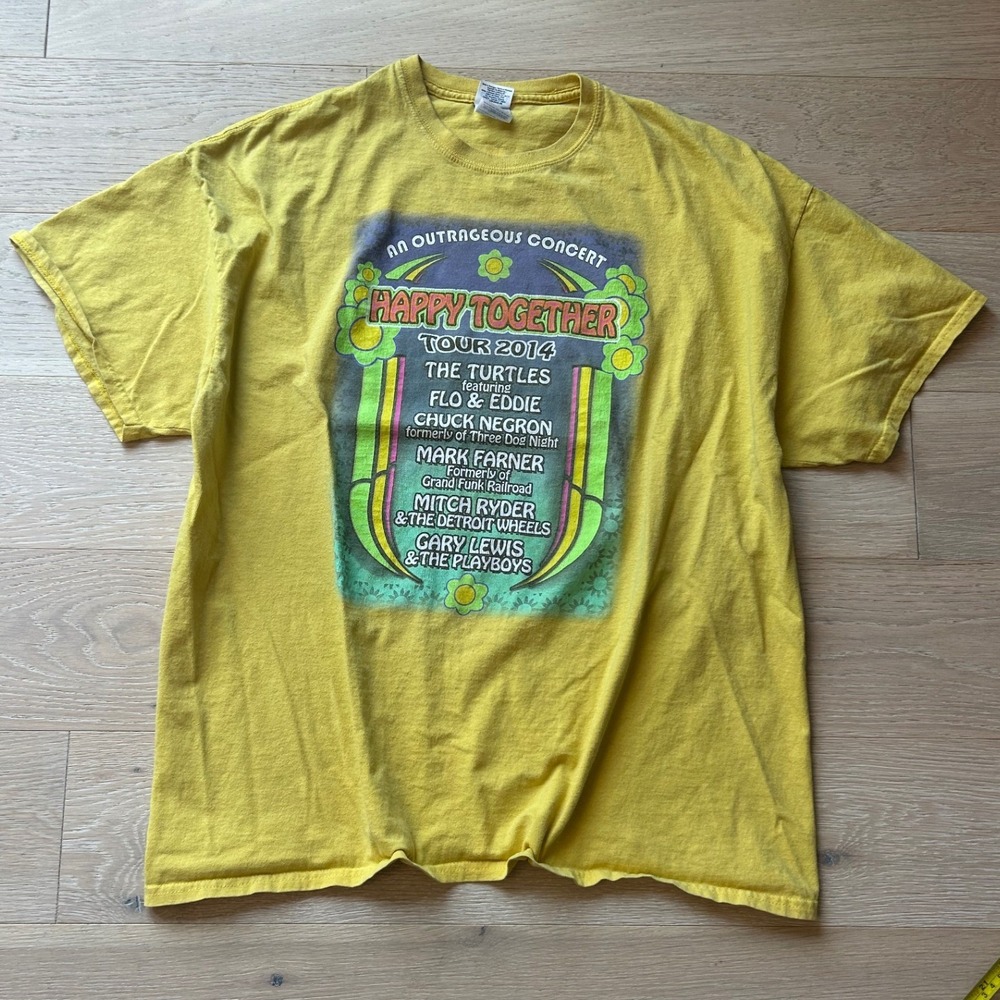 Gildan Happy Together Tour 2014 Yellow Graphic T-Shirt Mens 2XL The Turtles 60s